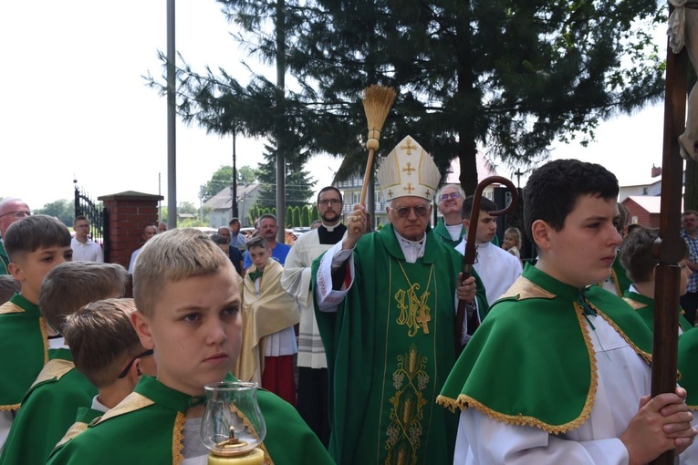 Poświęcenie odnowionego kościoła w Oleśnie