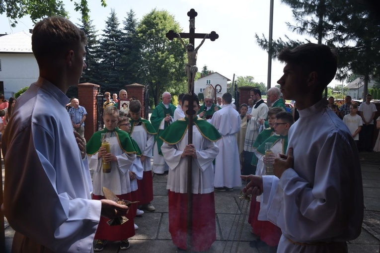 Poświęcenie odnowionego kościoła w Oleśnie