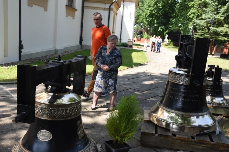 Poświęcenie odnowionego kościoła w Oleśnie