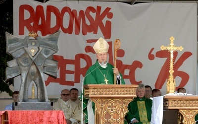 W czasie Mszy św. sprawowanych w rocznicę radomskiego protestu zawsze ustawiane są relikwie św. Kazimierza, patrona miasta i diecezji.