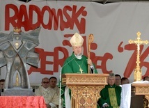 W czasie Mszy św. sprawowanych w rocznicę radomskiego protestu zawsze ustawiane są relikwie św. Kazimierza, patrona miasta i diecezji.