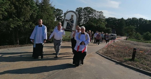 Skrzatuska Pieta nie ustaje w drodze