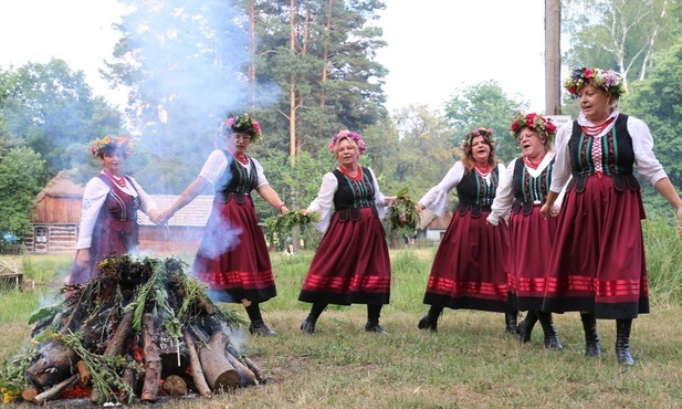 Zespół Korzenie zaprezentował widowisko przybliżające zwyczaje związane z obrzędem sobótkowym.