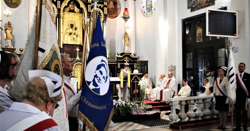  Do parafii, w której Hanna Chrzanowska przyjęła chrzest, przybyły pielęgniarki, położne, kapelani szpitali, siostry zakonne, wolontariusze. 