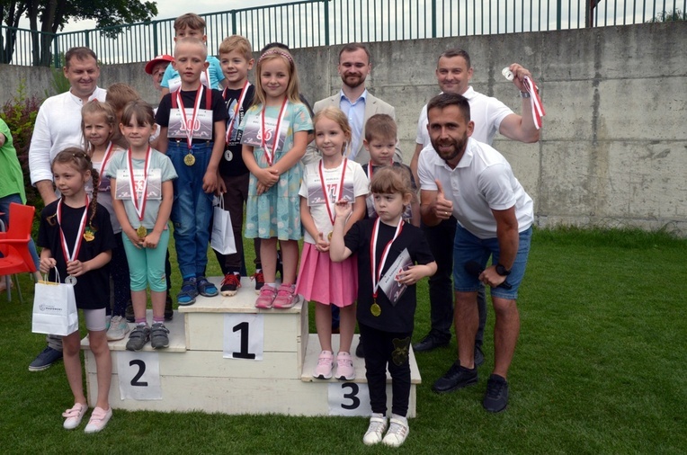 Wszyscy dostali medale, a zwycięzcy - upominki.