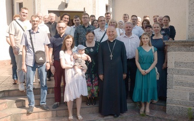 Wspólne zdjęcie z bp. Markiem Solarczykiem, który wziął udział w spotkaniu organistów.