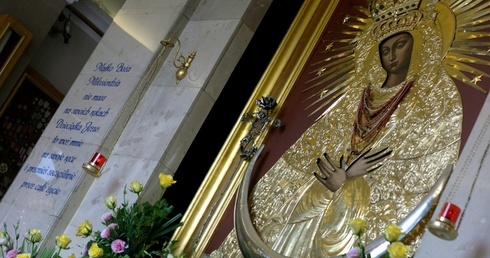 Korony na obraz poświęcił św. Jan Paweł II.