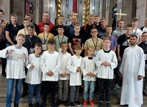 Zawodnicy z diecezji radomskiej z opiekunami w katedrze gnieźnieńskiej.