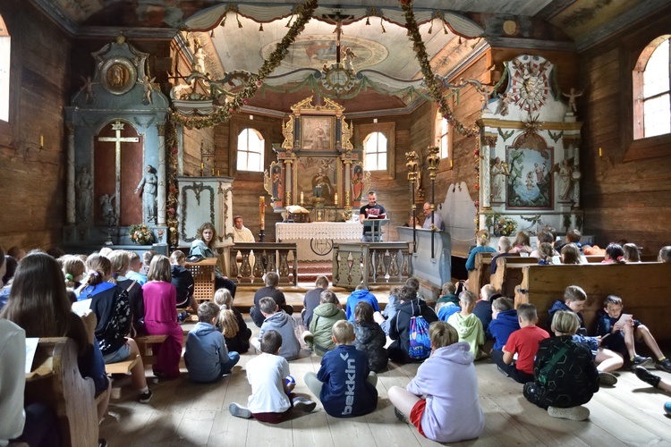 Wizyta bp. Piotra Przyborka na koloniach Caritas AG