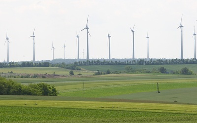 Wspólny raport UE i NATO: rosnąca zależność od energii odnawialnej niesie ryzyko