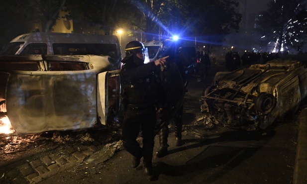 Francja: Trzecia noc zamieszek na przedmieściach miast; duże zniszczenia w całym kraju