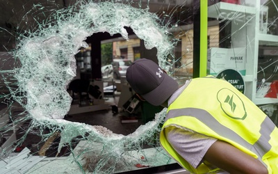 Policjant tłumiący zamieszki we Francji: Strzelali do nas, zranili siedmiu z nas, walczyliśmy o życie