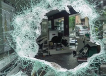 Burmistrz podparyskiego miasta: podczas rozruchów zaatakowano mój dom; żona i dziecko są ranni