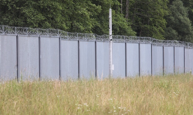 Szef MSWiA: 500 policjantów z prewencji i kontrterroryści wesprą SG na granicy z Białorusią