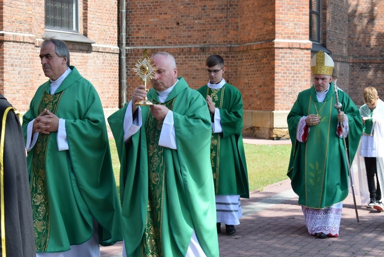 Wprowadzenie relikwii św. Ambrożego do kościoła w Jeżowem