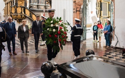 Na zakończenie uroczystości złożono kwiaty przy grobie książąt pomorskich.