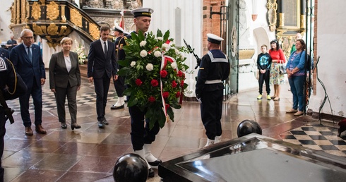 Na zakończenie uroczystości złożono kwiaty przy grobie książąt pomorskich.