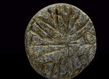 Średniowieczna figurka do gry z napisem runicznym