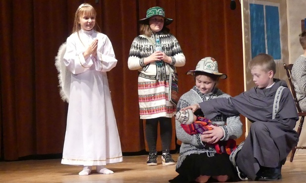 Dzieci ze szkoły w Rychwałdku w spektaklu "Michael - któż jak Bóg" o życiu bł. o. Michała Tomaszka.
