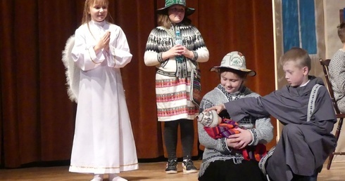 Dzieci ze szkoły w Rychwałdku w spektaklu "Michael - któż jak Bóg" o życiu bł. o. Michała Tomaszka.