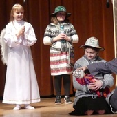 Dzieci ze szkoły w Rychwałdku w spektaklu "Michael - któż jak Bóg" o życiu bł. o. Michała Tomaszka.