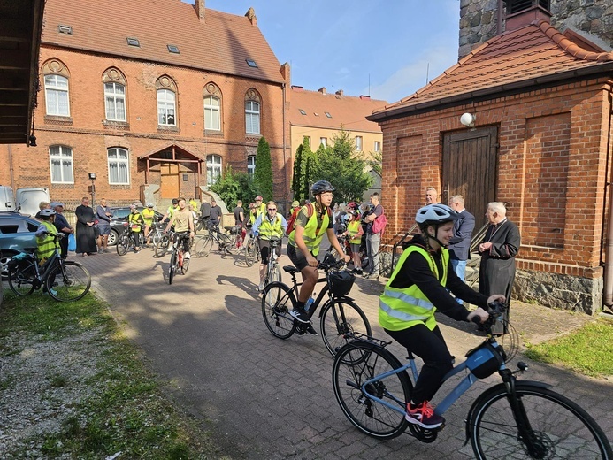 Na rower wsiadł nawet bp Paweł Socha