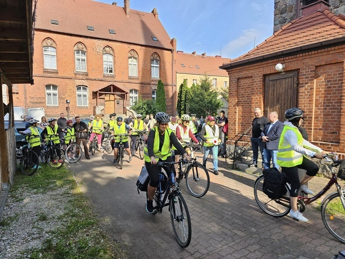 Na rower wsiadł nawet bp Paweł Socha