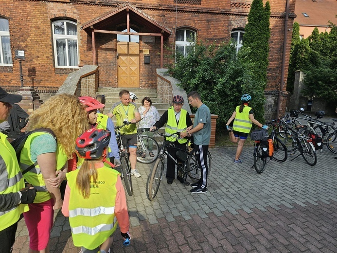 Na rower wsiadł nawet bp Paweł Socha