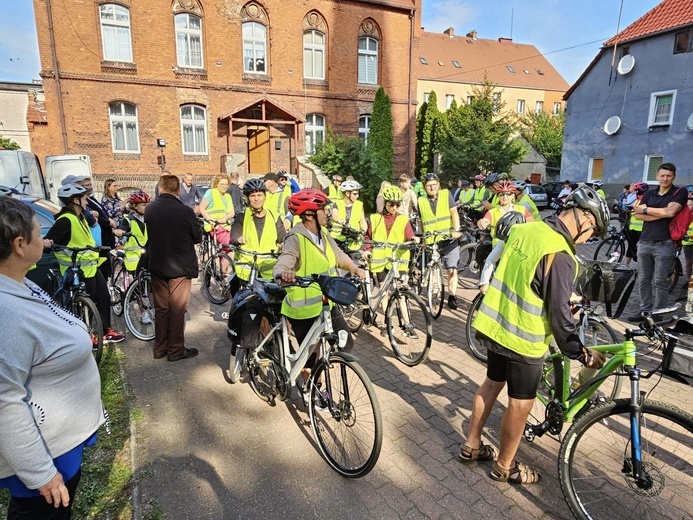 Na rower wsiadł nawet bp Paweł Socha