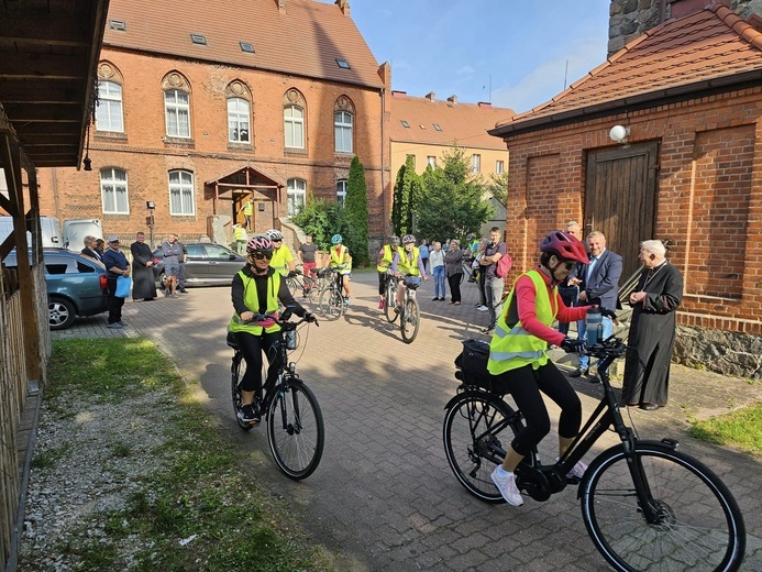 Na rower wsiadł nawet bp Paweł Socha