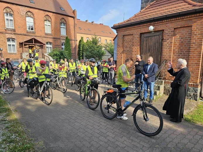 Na rower wsiadł nawet bp Paweł Socha