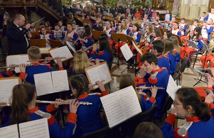 Koncert Radomskiej Młodzieżowej Orkiestry Dętej "Grandioso" pod dyrekcją Dariusza Krajewskiego w radomskiej katedrze.