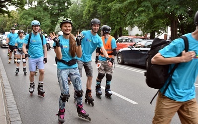 Rolkowi pielgrzymi wyjechali z Wrocławia na Jasną Górę