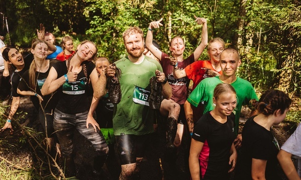 Dlaczego 400 ludzi biegnie przez błoto na katolickim festiwalu? 