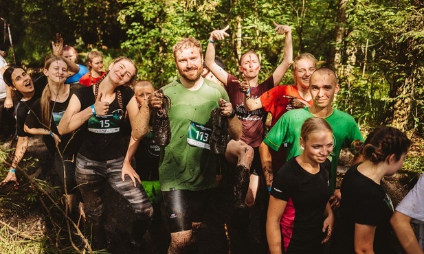 Dlaczego 400 ludzi biegnie przez błoto na katolickim festiwalu? 