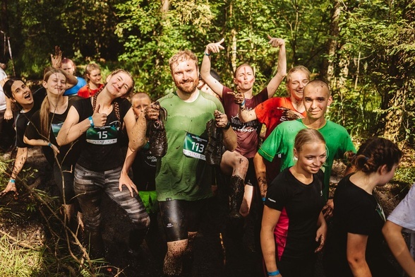 Dlaczego 400 ludzi biegnie przez błoto na katolickim festiwalu? 