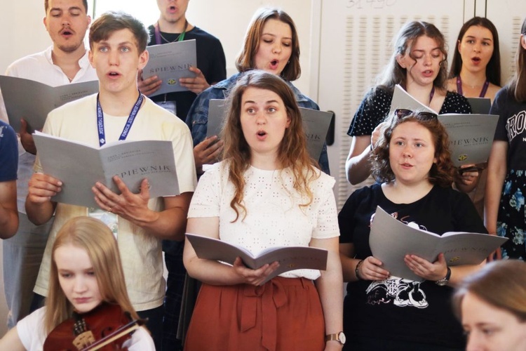 Stypendyści swój dzień rozpoczęli od Mszy św. w kościele patrona Zielonej Góry