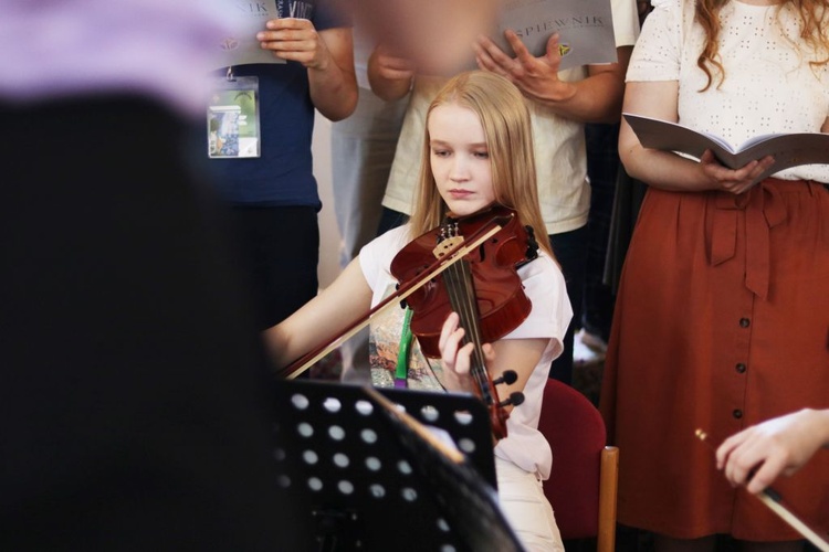 Stypendyści swój dzień rozpoczęli od Mszy św. w kościele patrona Zielonej Góry