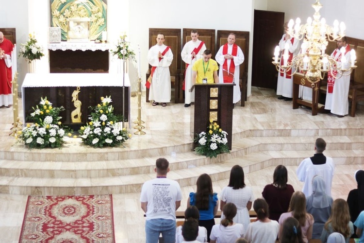 Stypendyści swój dzień rozpoczęli od Mszy św. w kościele patrona Zielonej Góry