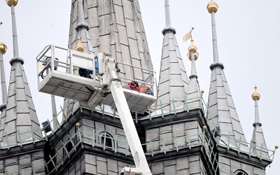 Kraków. Ściągnięto koronę z Wieży Mariackiej