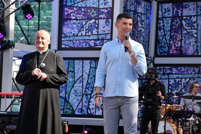 Uwielbienie "ChwałaMU" na stadionie Tarczyński Arena - cz. 1