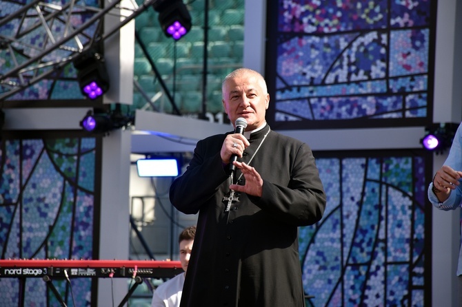 Uwielbienie "ChwałaMU" na stadionie Tarczyński Arena - cz. 1