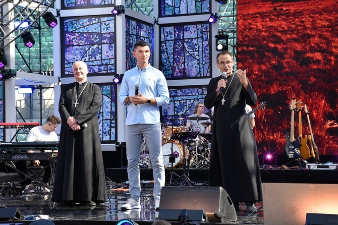 Uwielbienie "ChwałaMU" na stadionie Tarczyński Arena - cz. 1