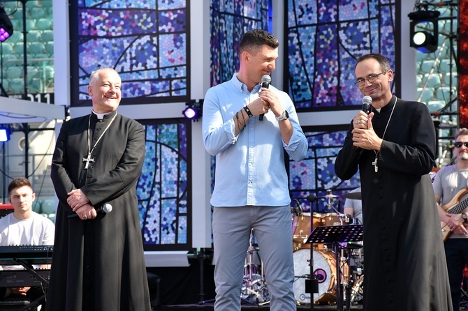 Uwielbienie "ChwałaMU" na stadionie Tarczyński Arena - cz. 1