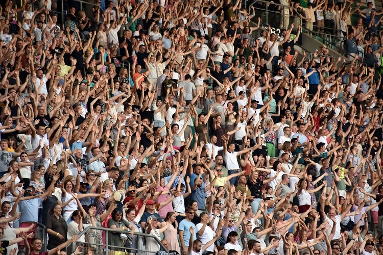 Uwielbienie "ChwałaMU" na stadionie Tarczyński Arena - cz. 1