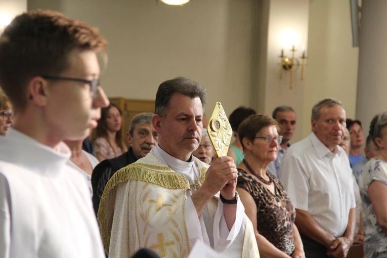 Stara Wieś. Wprowadzenie relikwii św. Matki Teresy z Kalkuty