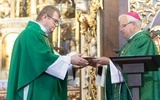 Bp Marek Mendyk wręczył symbolicznie kapłanowi klucz do kościoła.