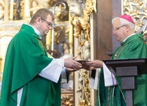 Bp Marek Mendyk wręczył symbolicznie kapłanowi klucz do kościoła.