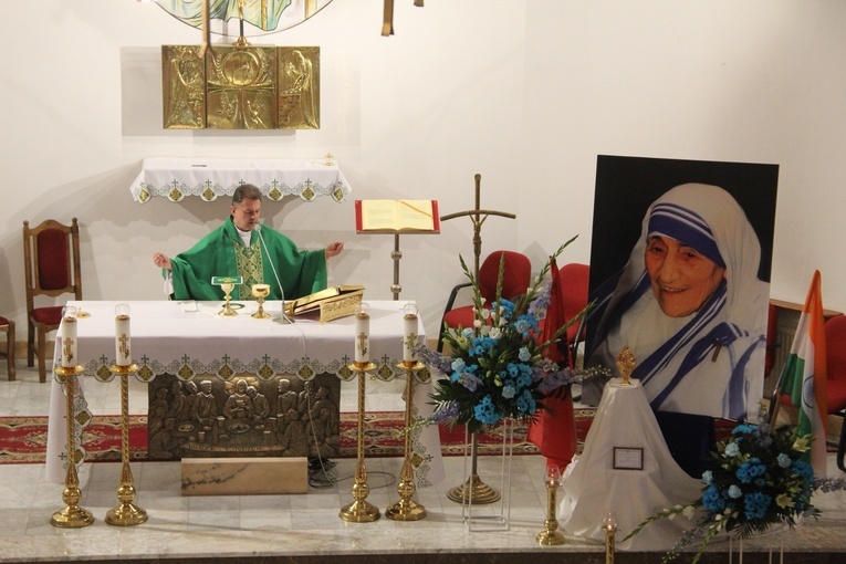 Stara Wieś. Wprowadzenie relikwii św. Matki Teresy z Kalkuty