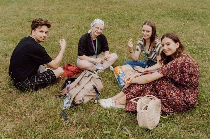 Stypendyści do tańca i do różańca